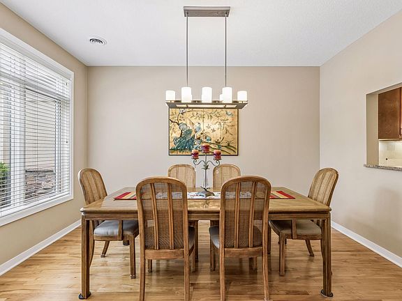 3rd image of 519 Willoughby Way W
