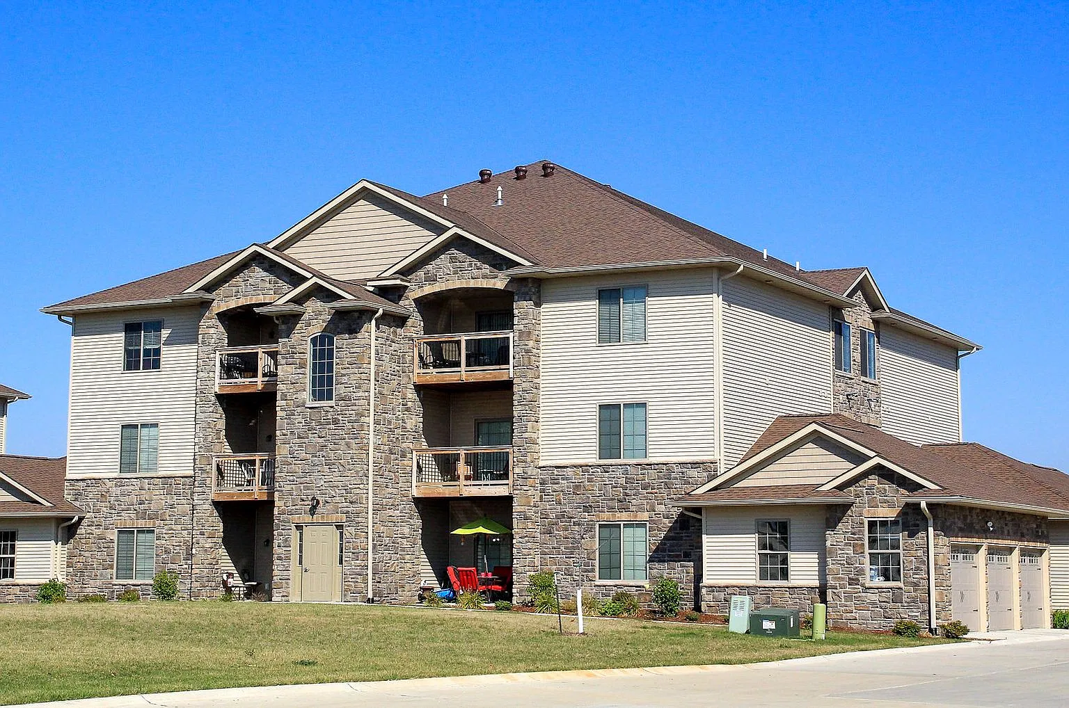 545 Pond View Drive — Photo 2