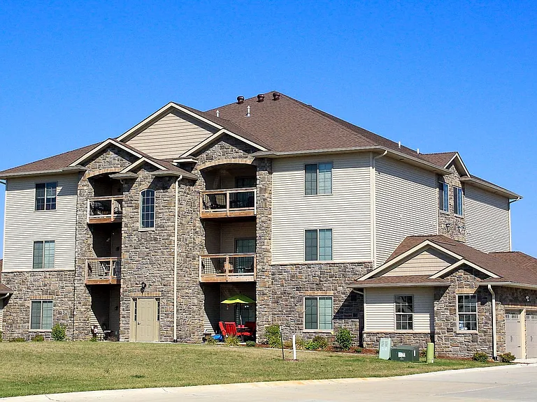 545 Pond View Drive — Photo 2