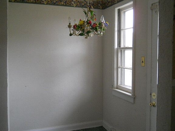 4th image of 716 Ailcie St