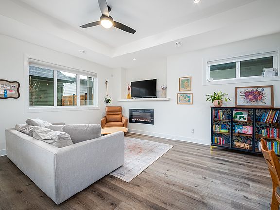 3rd image of 805 Burne Ave #4