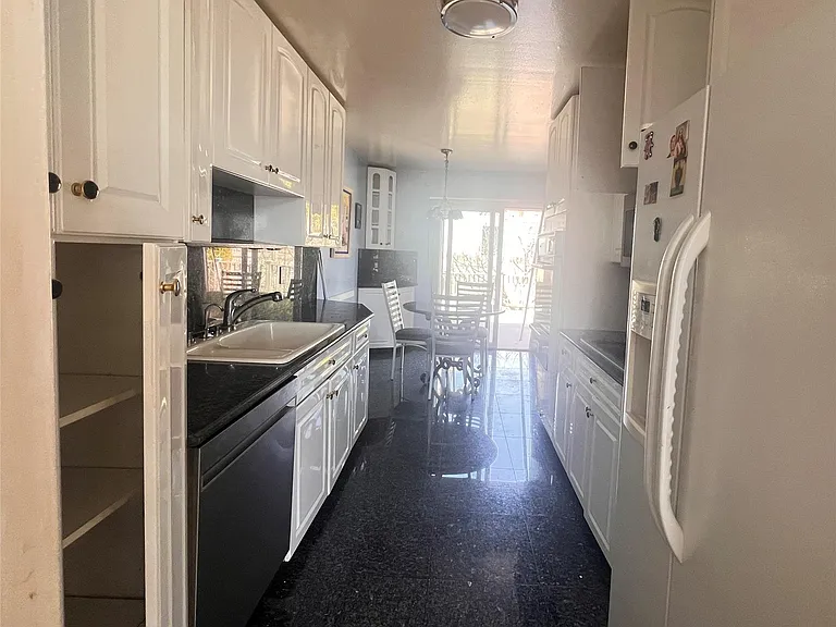 12-14 Utopia Pkwy — Photo 10