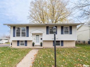 6522 N Randwick Rd, Peoria, IL 61615