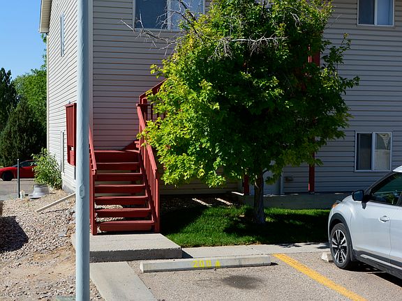 Exterior and parking space_07122020