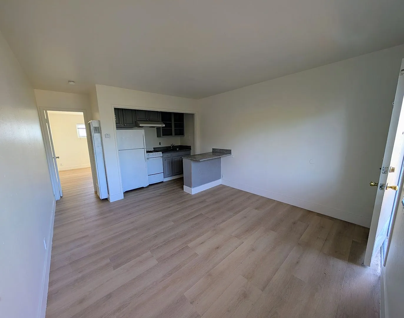 Comfortable one bedroom unit, convenient location to shopping and transportation — Photo 4