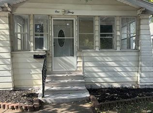 130 N 5th St, Clinton, IA 52732