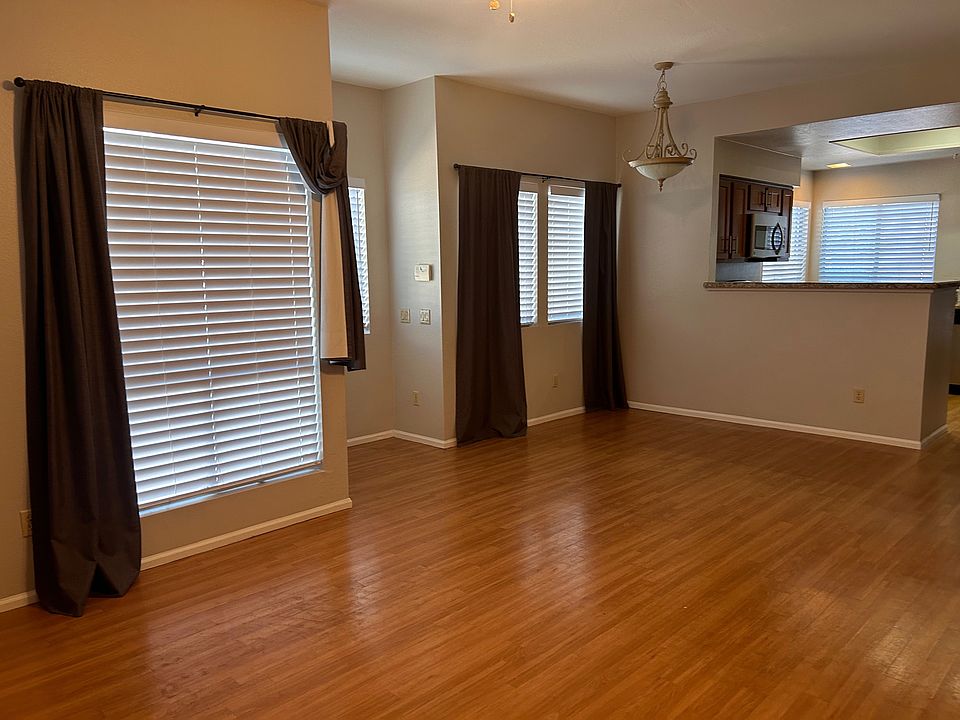 dining area with bar to kitchen