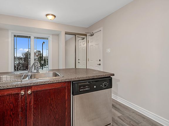 4th image of 599 Lakeridge Dr #1