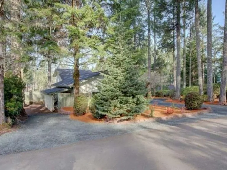 880 E Country Club Dr E — Photo 1