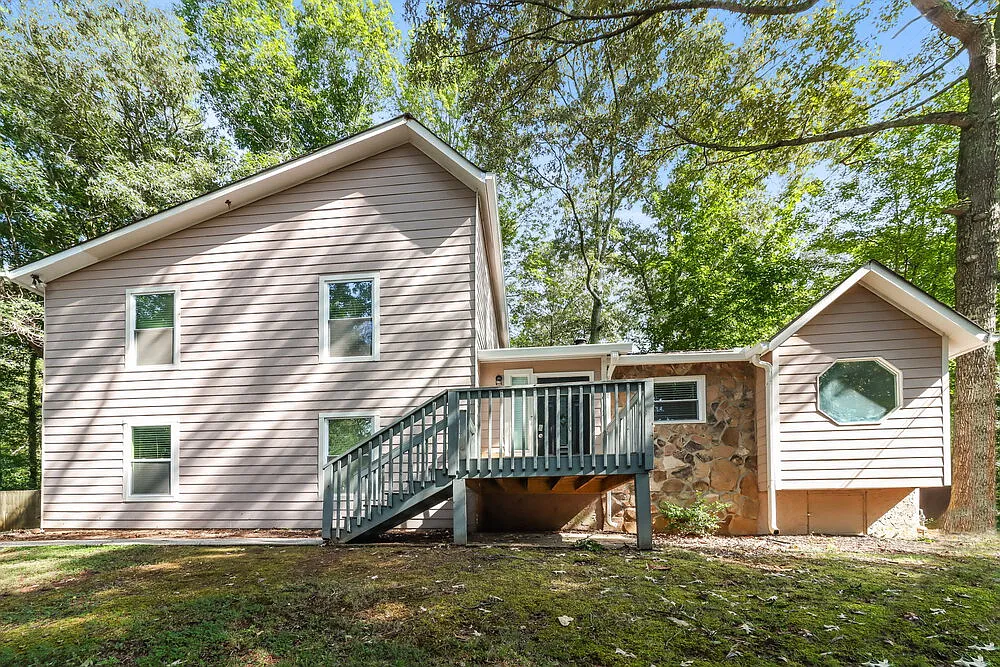4 bed, 2.5 bath, 1695 sqft, $2,330 — Photo 1