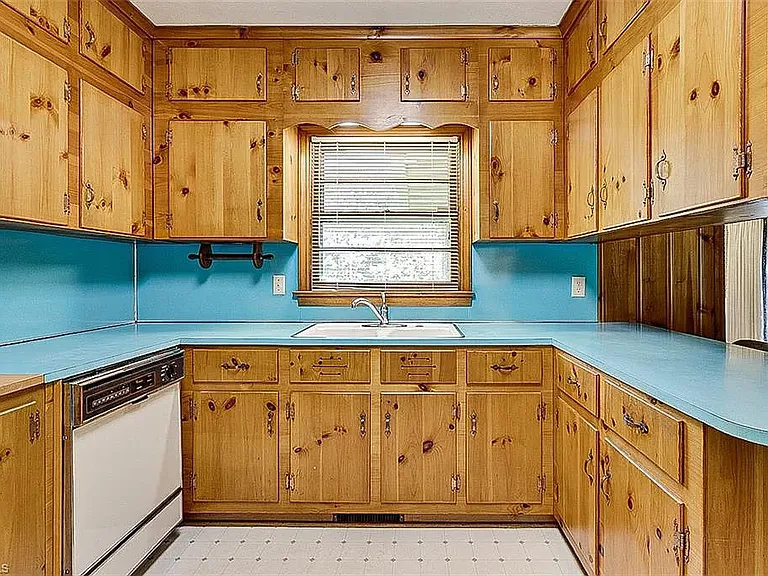 223 Rich Ave — Photo 8