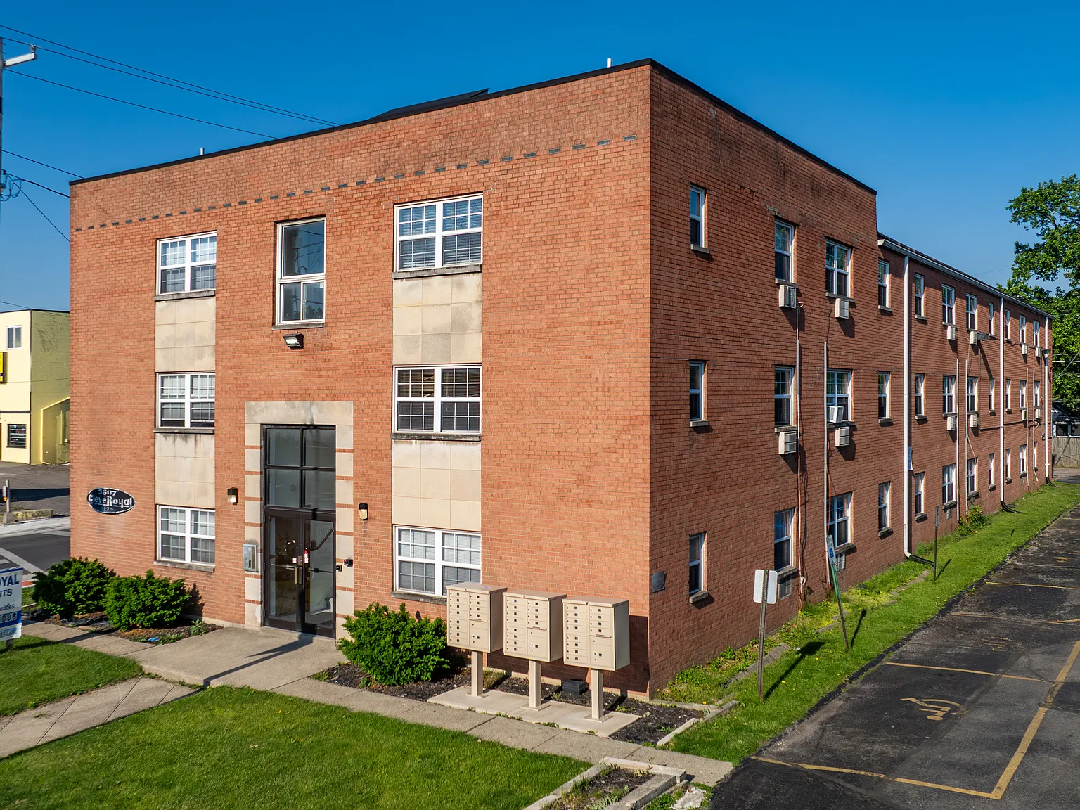 Cleve-Royal Apartments — Photo 1