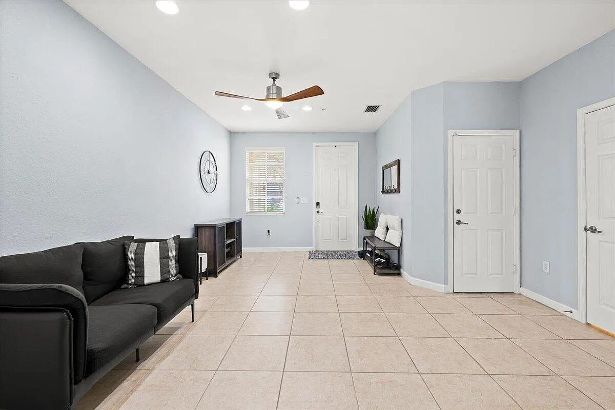 3 bed, 2.5 bath, 1872 sqft, $3,500 — Photo 3