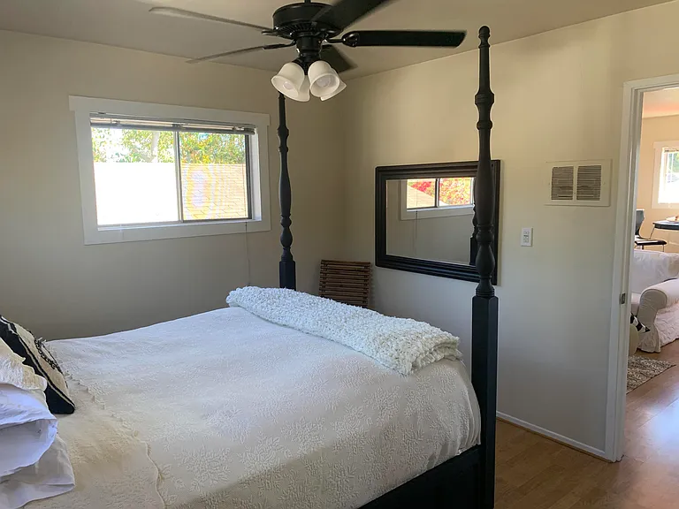 2528 De La Vina St — Photo 11
