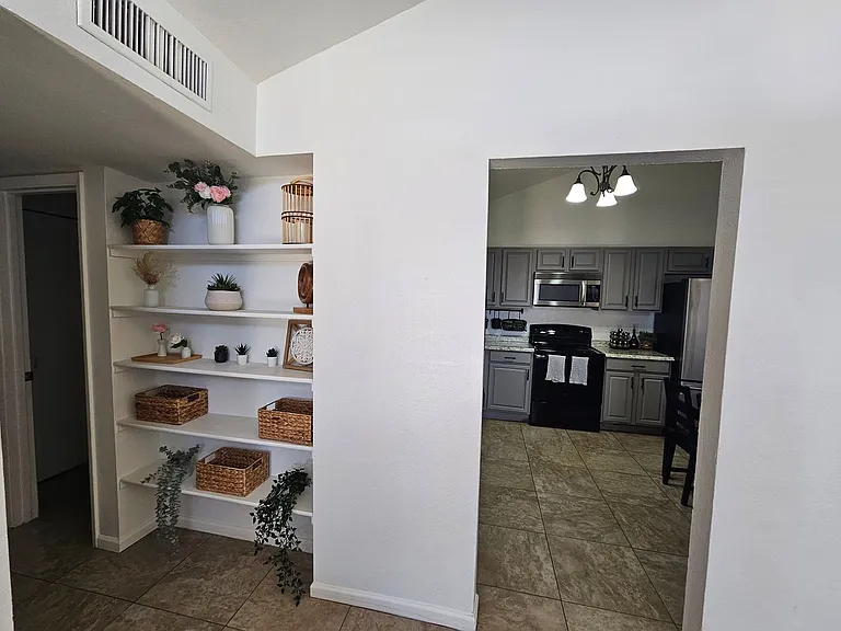 712 N Santa Barbara #1 — Photo 10