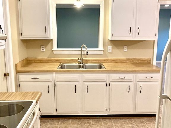 5th image of 437 Queensway Rd