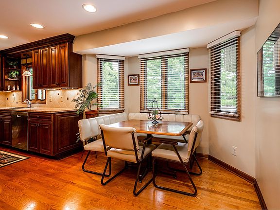 4th image of 5814 Country House Ln