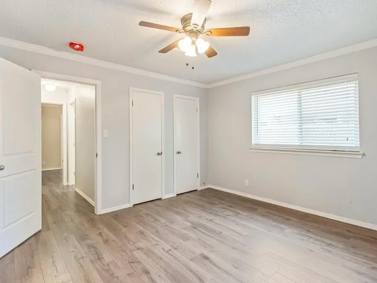 1037 Mobile Cir — Photo 9