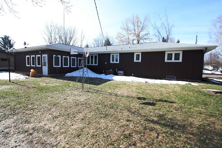 2nd image of 301 Oak Dr