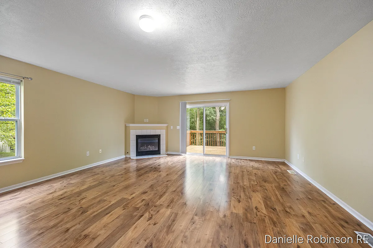 3 bed, 3.5 bath, 2200 sqft, $2,475 — Photo 4