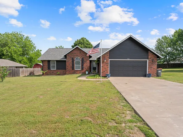 701 E 10th St, Grove, OK 74344