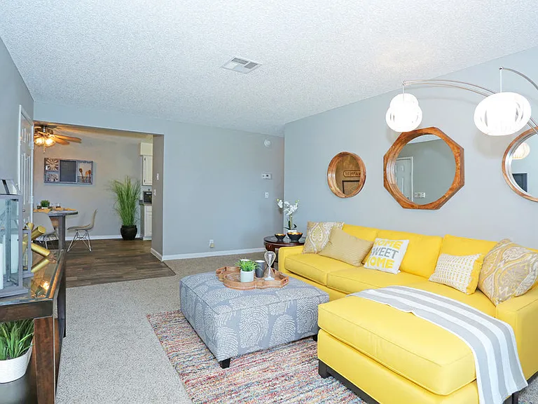 Sunset Pointe Apartments — Photo 13