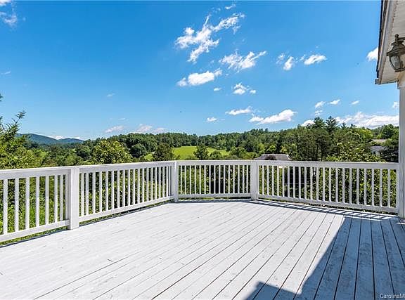 3rd image of 286 Mountain Haven Dr