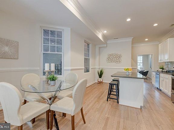 Gourmet kitchen with island