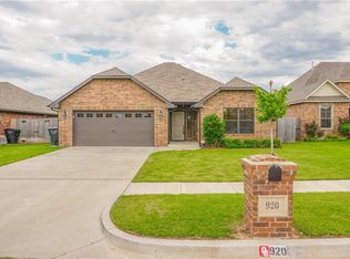 920 SW 14th St, Moore, OK 73160