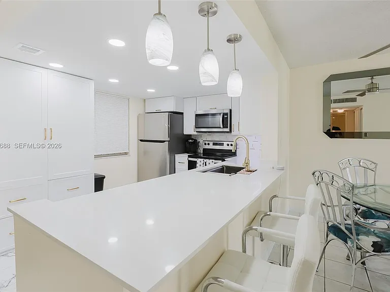 424 SE 10th St #204 — Photo 14