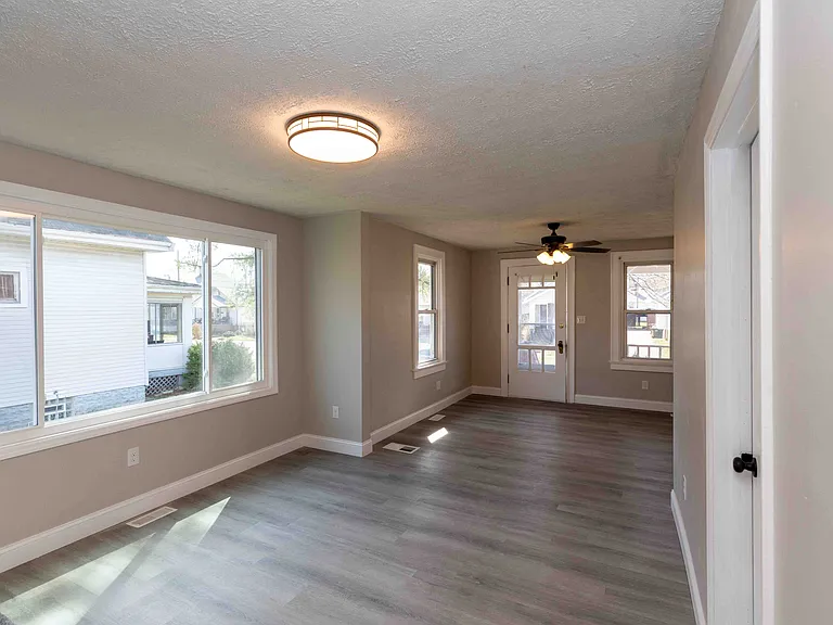 1818 Dallas Ave — Photo 3