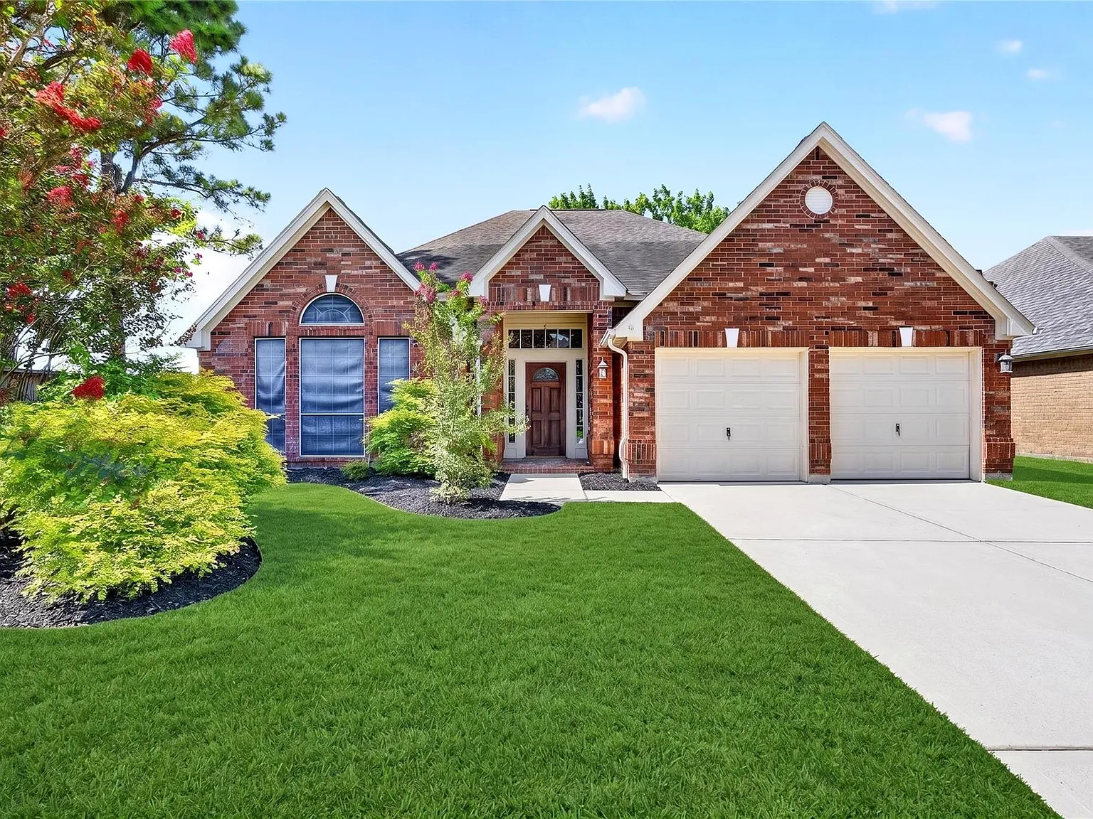 5 bed, 2.0 bath, 2406 sqft, $2,400 — Photo 1