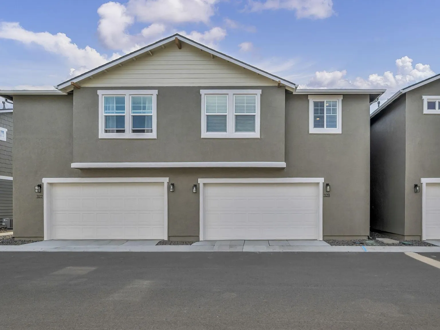 2 bed, 2.5 bath, 1400 sqft, $2,200 — Photo 2