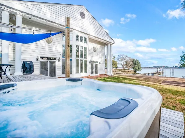 2901 Replica Ln, Portsmouth, VA 23703