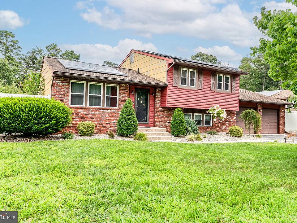 1st image of 144 Oak Pines Blvd