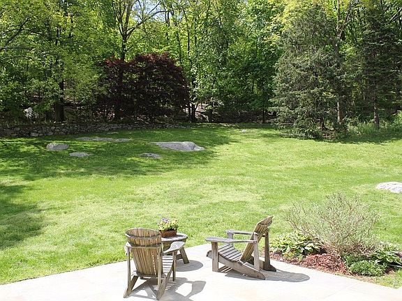 Fabulous sprawling lawn