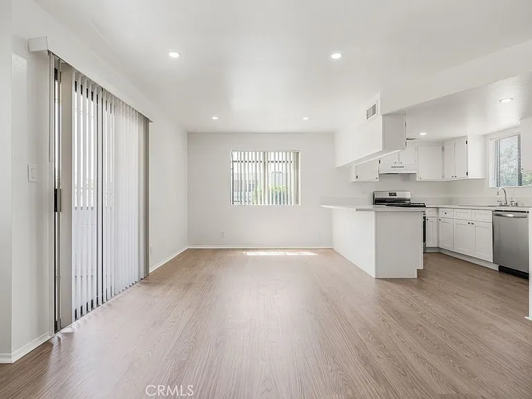 1129 Linden Ave #1 — Photo 3