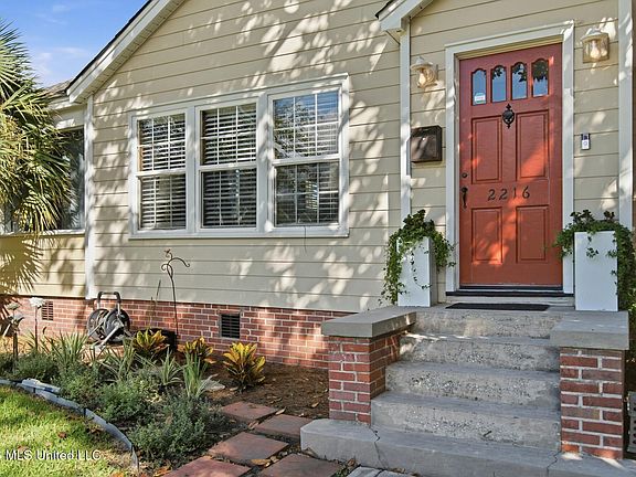 3rd image of 2216 Broadmoor Pl