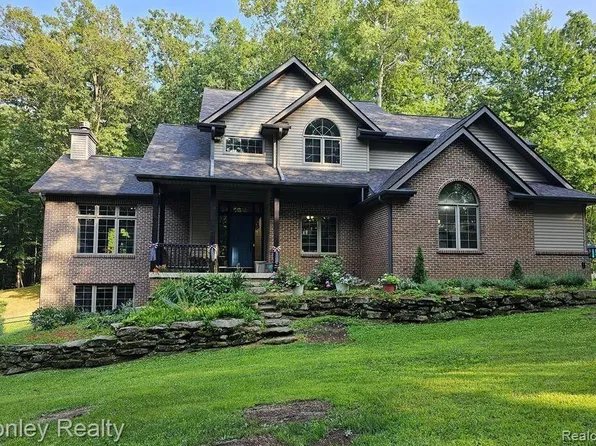 3239 Hillview Dr, Metamora, MI 48455