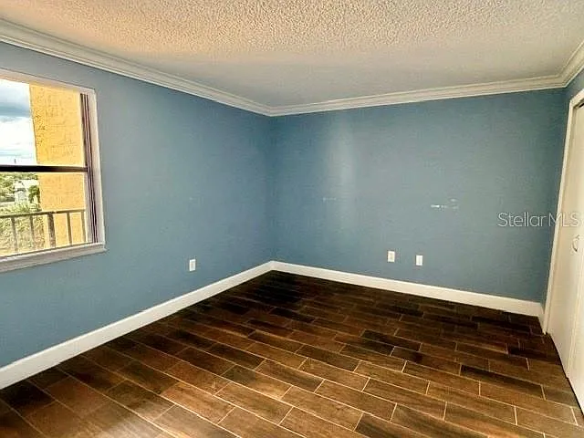 545 Garfield Ave #402 — Photo 9