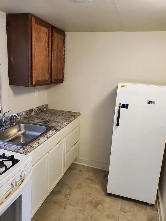 912 W Stephenson, Studio — Photo 2