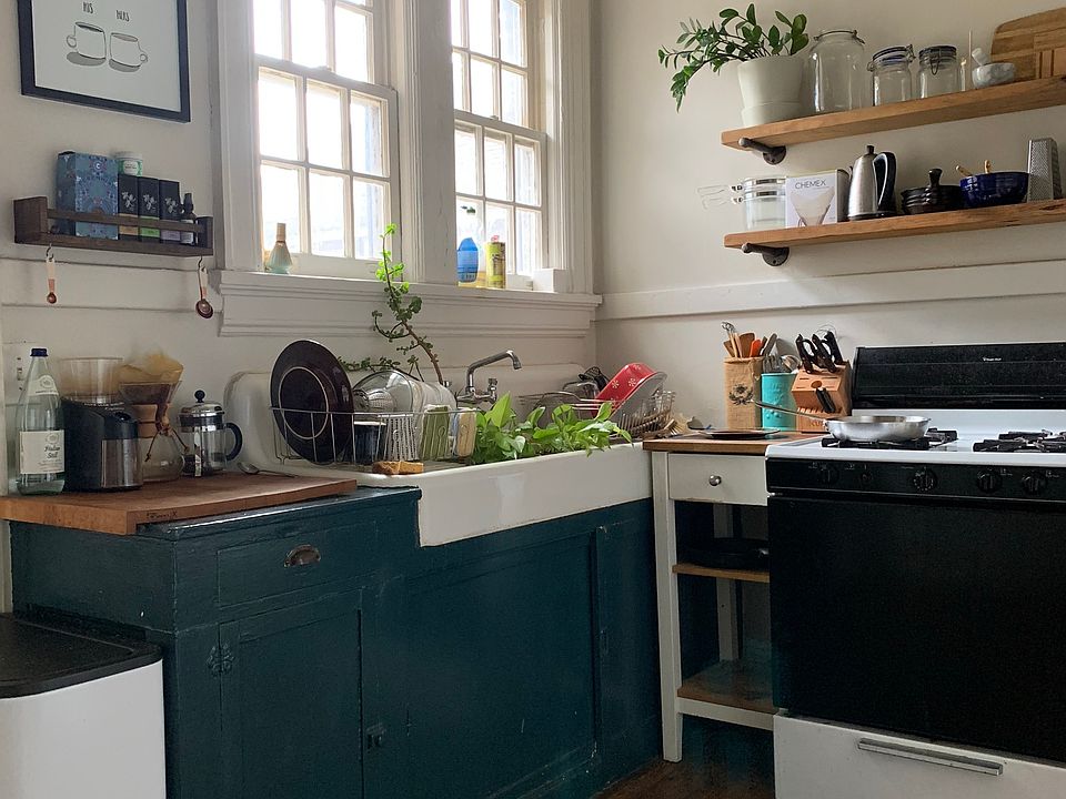 Classic kitchen with gas stove!