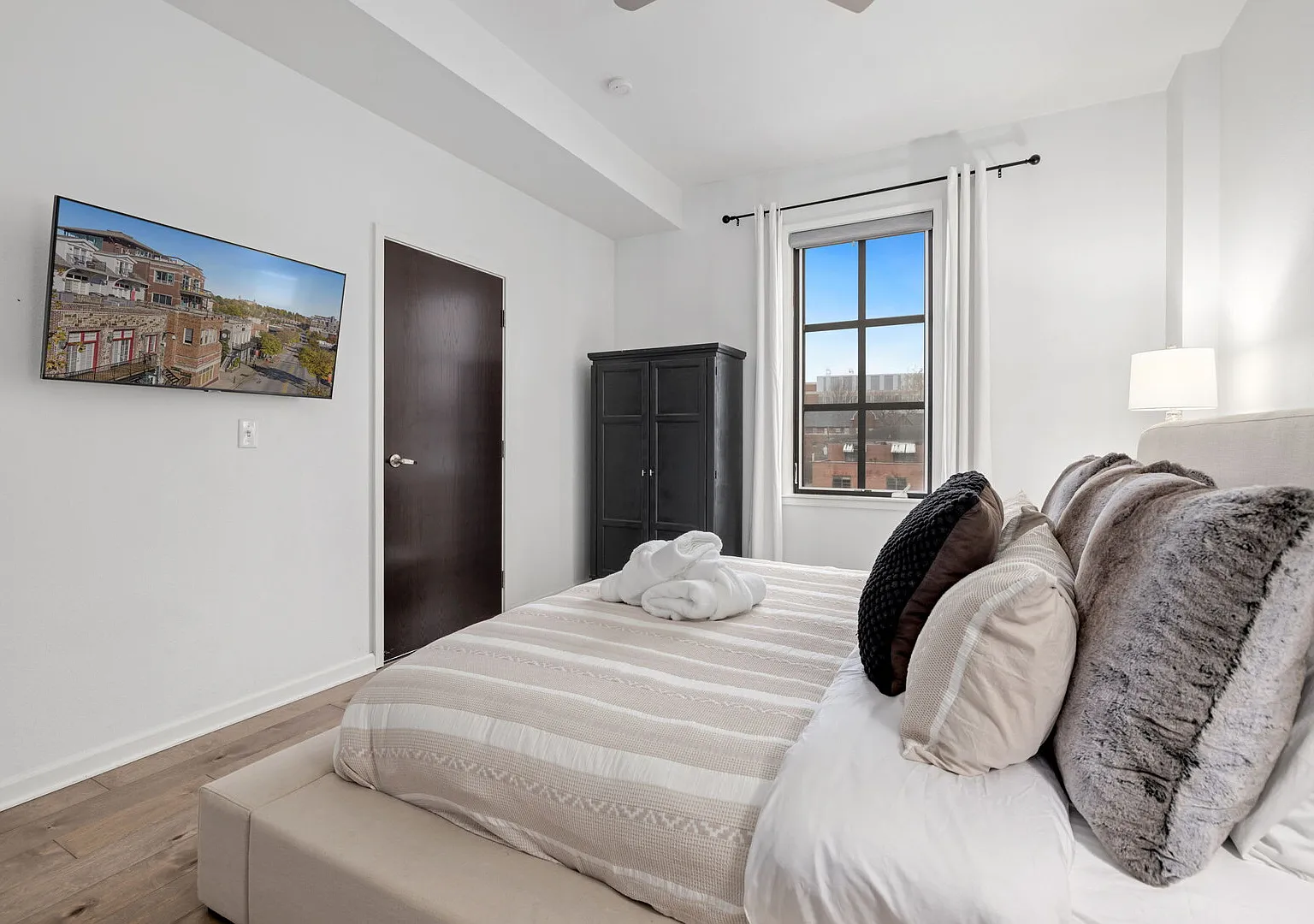 Fay Flat-ON Dickson St-Downtown High Rise Suite — Photo 4