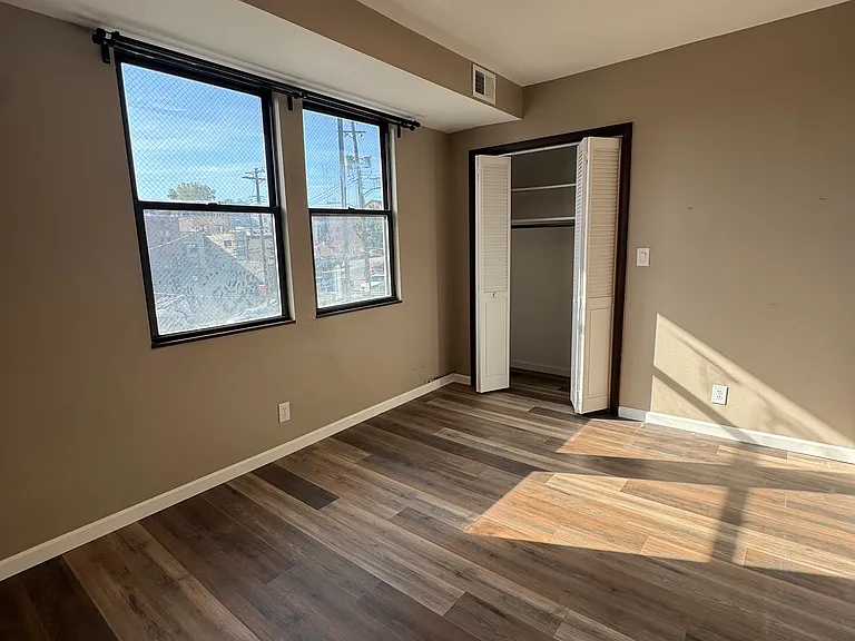 2905 Glenmore Ave #8 — Photo 9