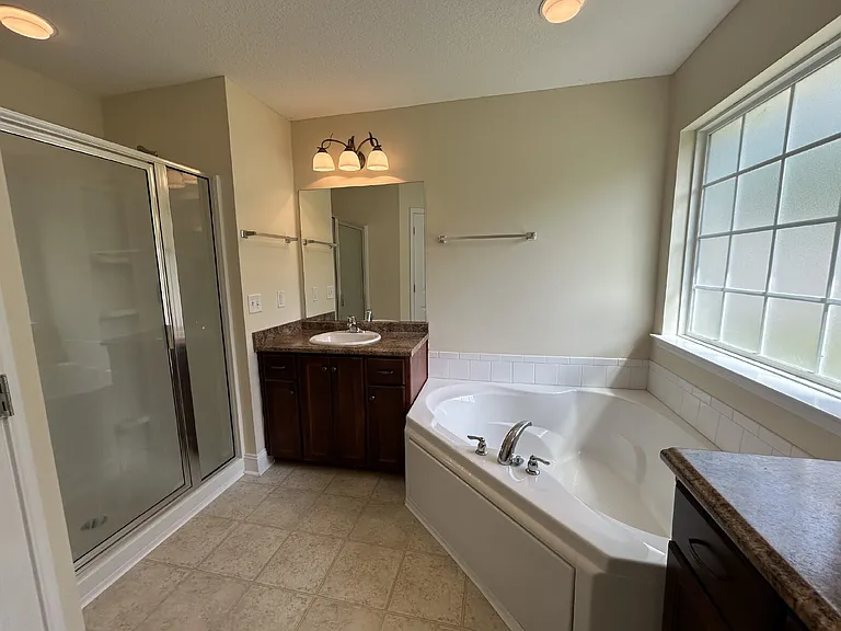 1115 Creekside Cir — Photo 8