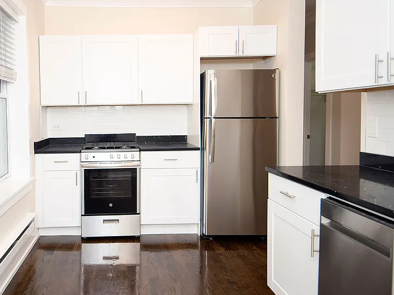 648 1/2 W Roscoe St #2 — Photo 15