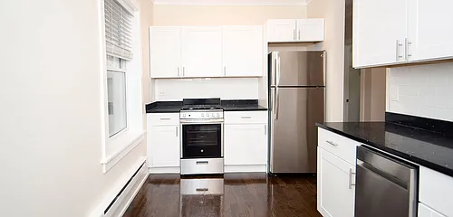 648 1/2 W Roscoe St #2 Photo 1
