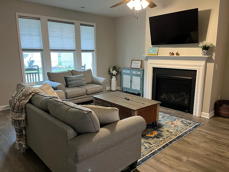105 Boxwood Ln — Photo 3
