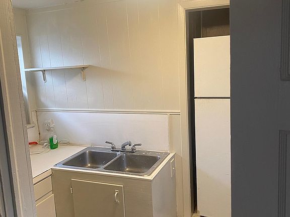 5th image of 1208 1/2 Earl St