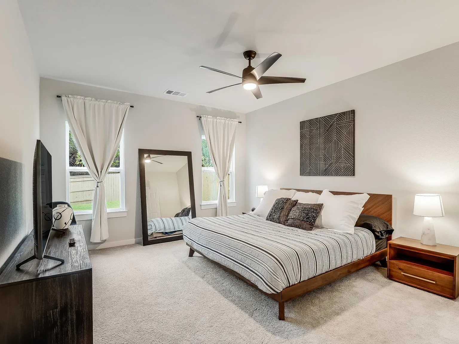 5 bed, 2600 sqft, $6,500 — Photo 3